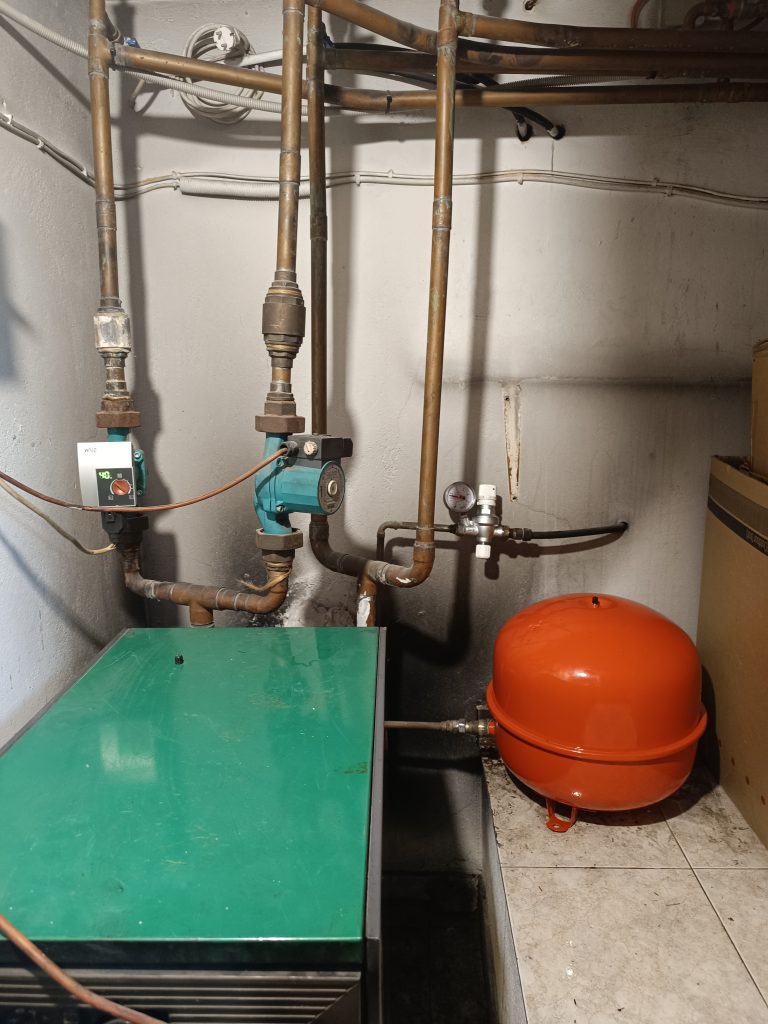 κυκλοφορητές θέρμανσης σε λεβητοστάσιο πολυκατοικίας Αθήνα εγκατάσταση και αντικατάσταση