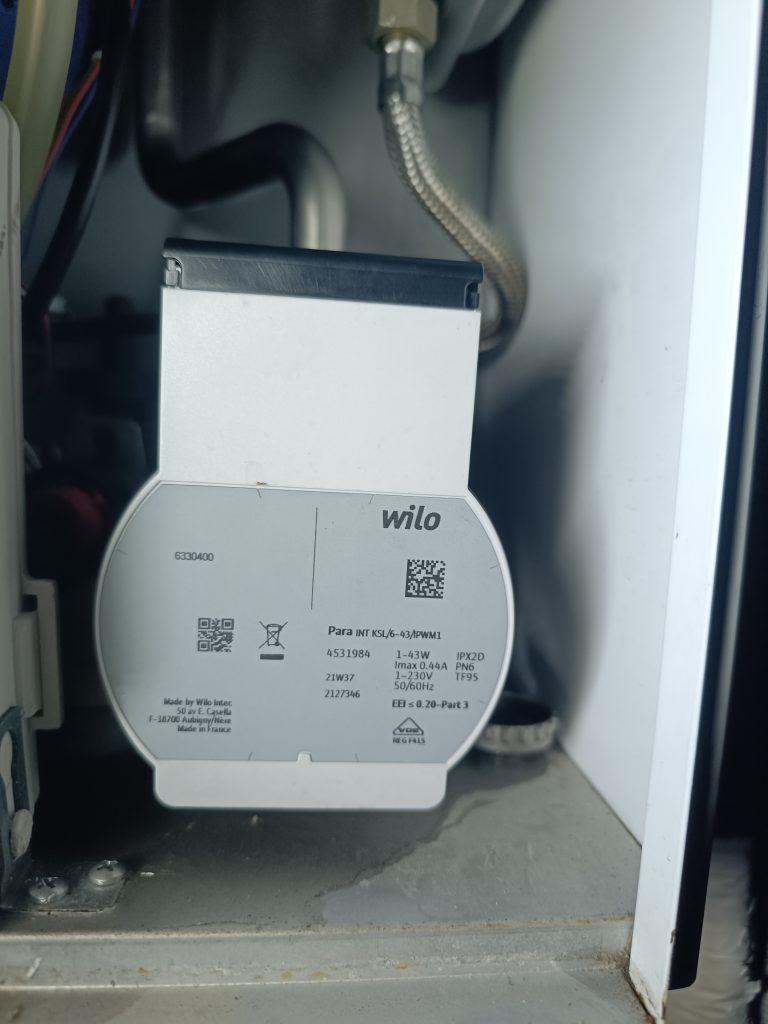 νέος κυκλοφορητής θέρμανσης inverter εγκατάσταση σε επιτοίχιο λέβητα Αθήνα