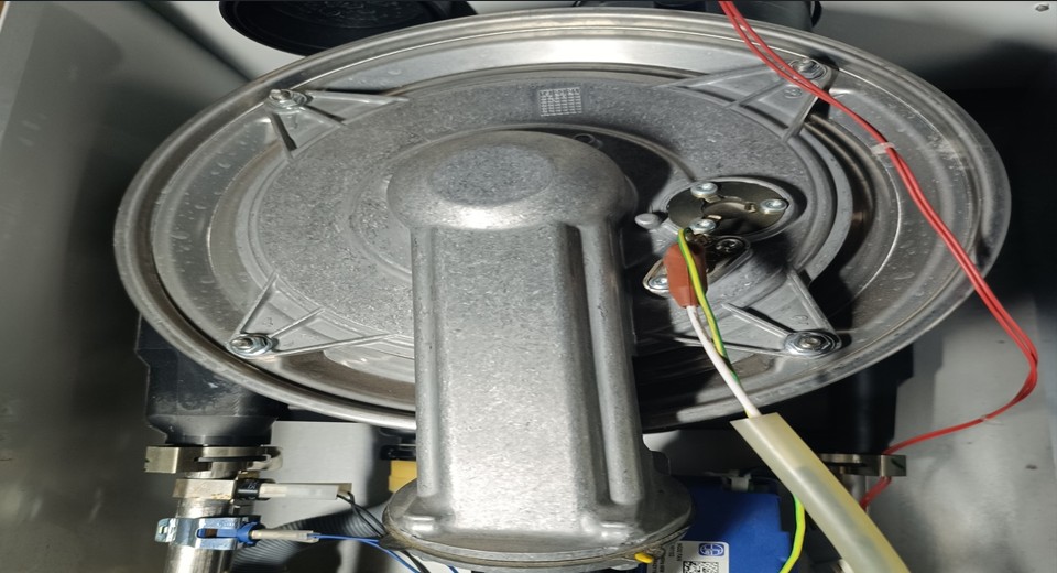 τεχνικός καυστήρων σε λεβητοστάσιο πολυκατοικίας στην Αθήνα