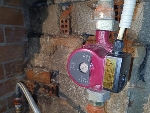 παλιός κυκλοφορητής θέρμανσης πριν την αντικατάσταση σε λέβητα Αθήνα